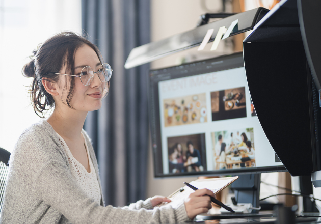写真：作業中の女性